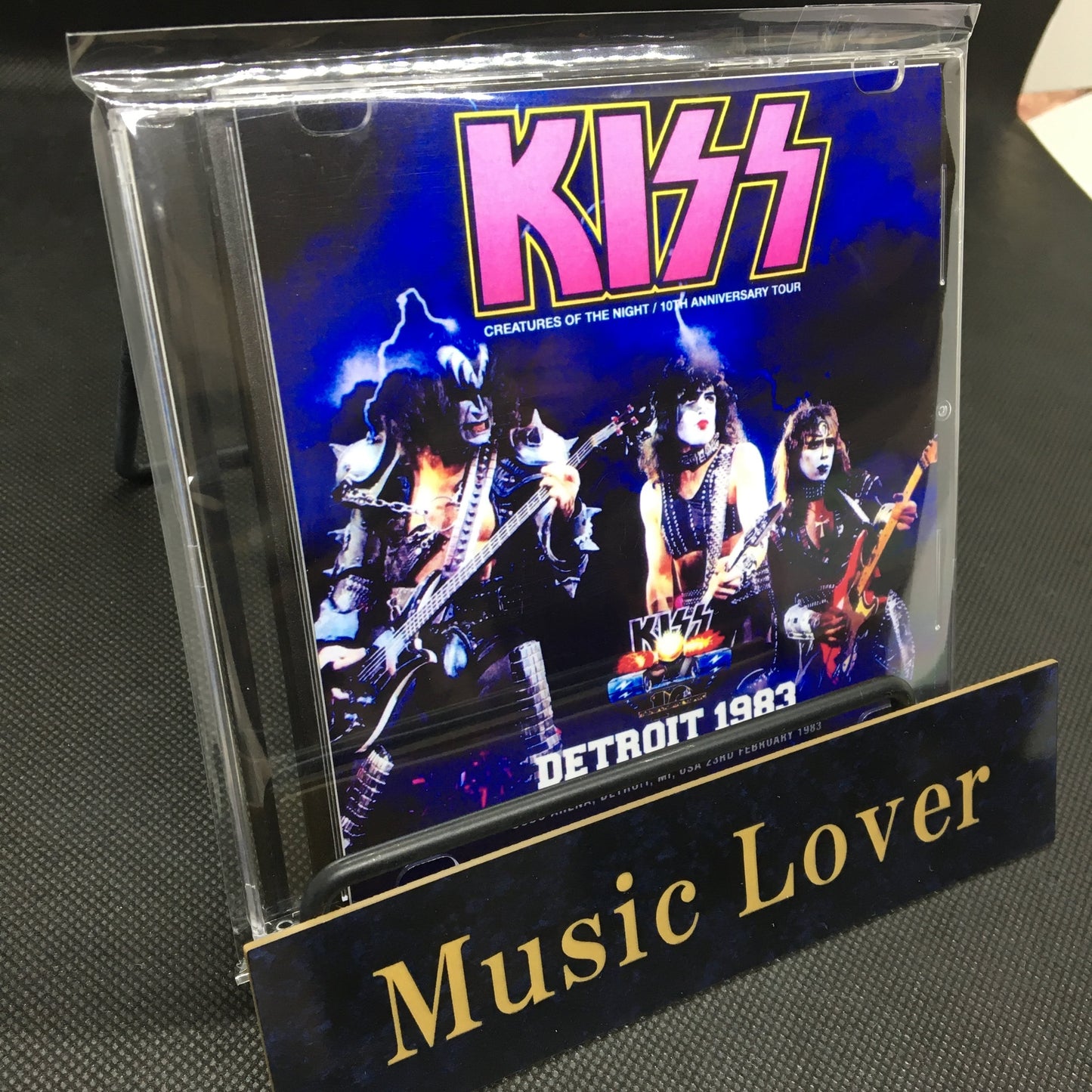 Kiss / DETROIT 1983 MI,USA Official Microphones Recording (1CDR) White label disc